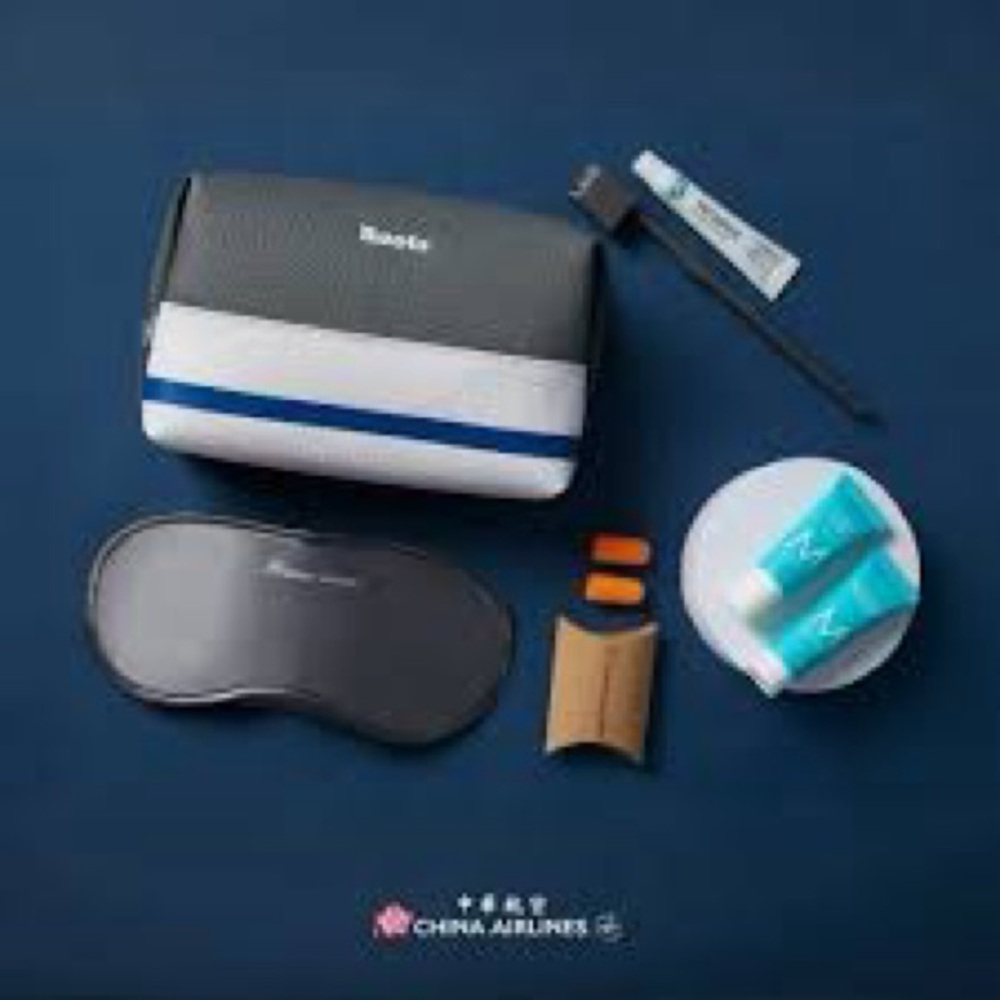 Roots Co-branded Travel Kit